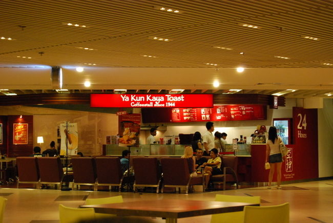 ８時にホテルにmaxi cabを予約していたのでそれに乗ってチャンギ空港にやってきました。帰りのフライトは、1:00ですから、まだ4時間以上ありますが、チャンギ空港ではシンガポール航空利用者は、アーリーチェックインができますので、ついてすぐスーツケースを預けて、地下のフードコートにやってきました。もう時間は9時前。ふと見ると昨日行った、カヤトーストの支店があります。<br />