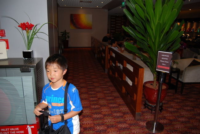 シャワールルームはここから入ってくださいと案内板があります。<br />この看板の左の通路を奥に入っていくとシャワー室が確か8カ所ぐらいありました。<br />奥には担当のおばさんがいて、レシートを見せろと言ってきますので準備しておきましょう。<br />ちなみに、この通路の右はラウンジです。<br />シャワー利用の方が、よく間違えてこちらでリラックスして注意されるそうです。ラウンジを利用する場合は、30ドルです。<br />