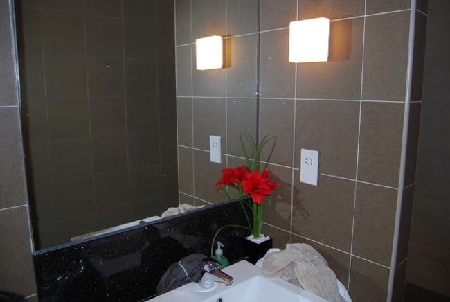 その手前は着替え室兼洗面所。この手前に鍵のかかるドアがあり、ひとつずつ個室になっています。