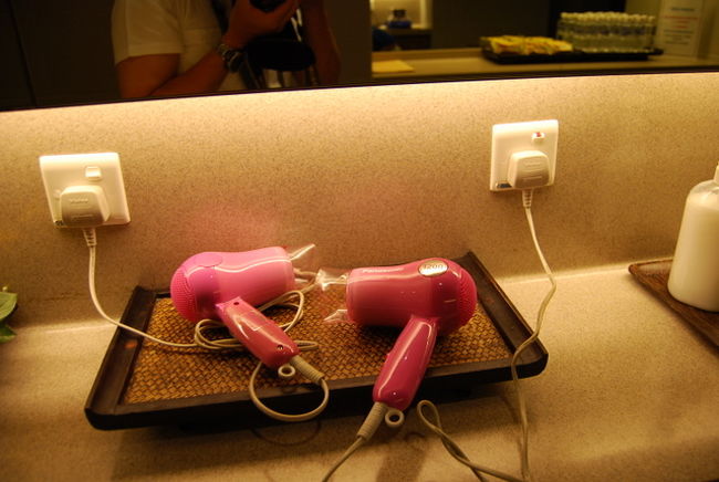 個室を出ると、ドライヤーが2つおいてあり。<br />