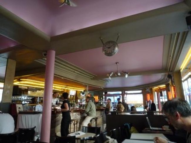 店内はポップな色使いでかわいい！