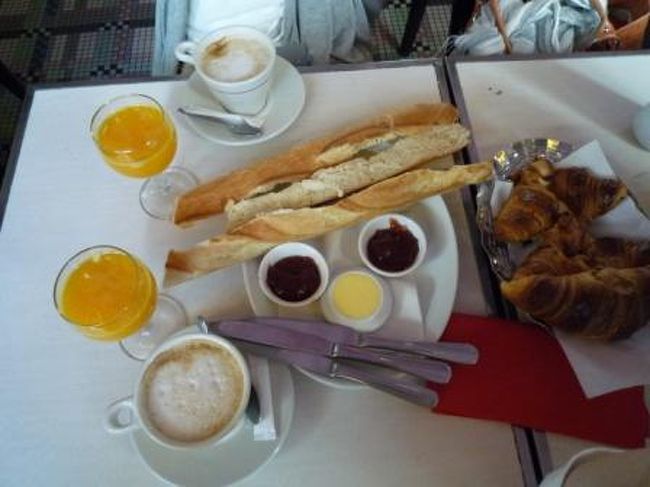 朝食は至ってシンプル。<br /><br />バケット＆クロワッサン、１００％オレンジ＆カフェクリーム。<br />ジャムもバターもたっぷりつけて。<br /><br />ここもパンがおいしぃ！