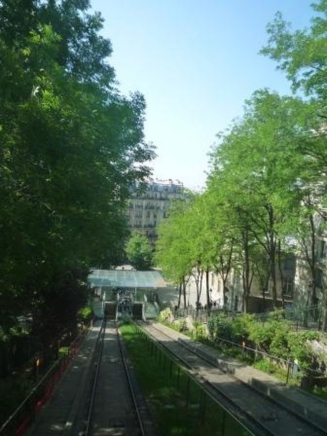 お腹もいっぱいになったところで、次なる目的地へ。<br /><br />フニキュレールと呼ばれるケーブルカーで丘を登ります。<br />チケットは、メトロと同じだから、モビリスも使えちゃいます。