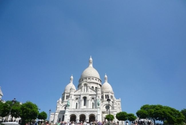 じゃ、じゃーん！目的地到着！<br /><br />丘の上の白亜の寺院　サクレ・クール寺院。<br /><br />１８７６年に着工されたロマネスク・ビザンチン様式の寺院。<br />丸天井に描かれたモザイク画が有名。<br /><br />白×青がキレイ！