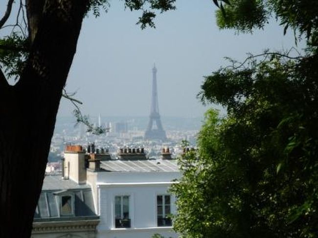 隙間からエッフェル姉さんが！