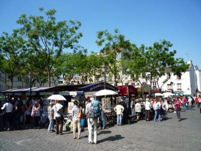 テルトル広場。<br /><br />カフェやレストランに囲まれた小さな広場。<br />画家達が自作を売ったり似顔絵を描いたりしてます。