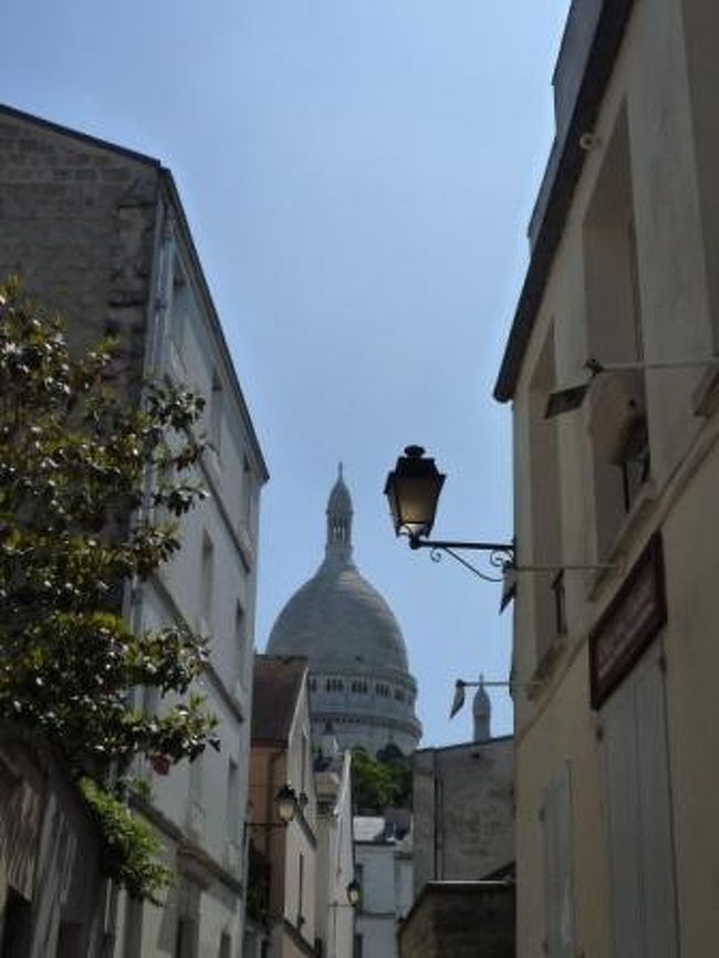 ユトリロの絵と同じアングルで。<br /><br />サン・リュスティック通りからのサクレ・クール寺院。<br /><br />