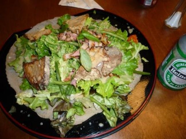 今日はスイーツも食べなきゃだから、軽めに。<br /><br />ガレットの上に膨大な量のサラダ。<br />和風のお盆の上に直接乗ってきました〜！<br />味もＧＯＯＯＤで満足・満足☆