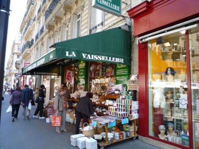 お買物の目的地“ラ・ヴェセルリー”<br /><br />ユニークでかわいいキッチン雑貨を扱うお店。<br />店内には、所狭しと色んな物が。<br />じっくり時間をかけると掘り出し物に巡り合うかも！？<br /><br />ホントかわいい物がいっぱいで、思わず大量買い（笑）<br />