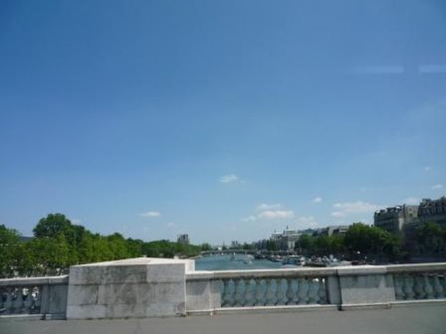 次なる目的地にはバスで移動。<br /><br />慣れるとバスって使える！<br />バス停は街中の至る所にあるし、モビリス使えるし、風景も見れちゃう！<br />一石三鳥位お得な感じ（笑）<br /><br />これは、バスの車窓からのセーヌ河。