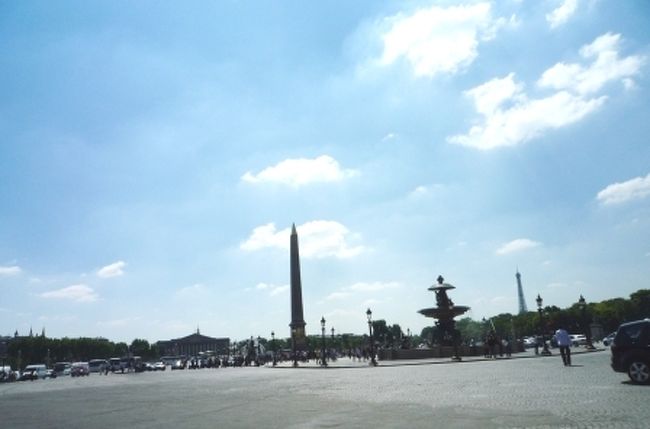 目的地の近くだったから行ってみた“コンコルド広場”<br /><br />１７５５年に設計される。<br />歴史の背景に何度も名前が変わってきた広場。１８３０年から正式に今の名前になったそう。<br />革命期には、ルイ１６世やマリー・アントワネットの処刑が行われた場所でもある。