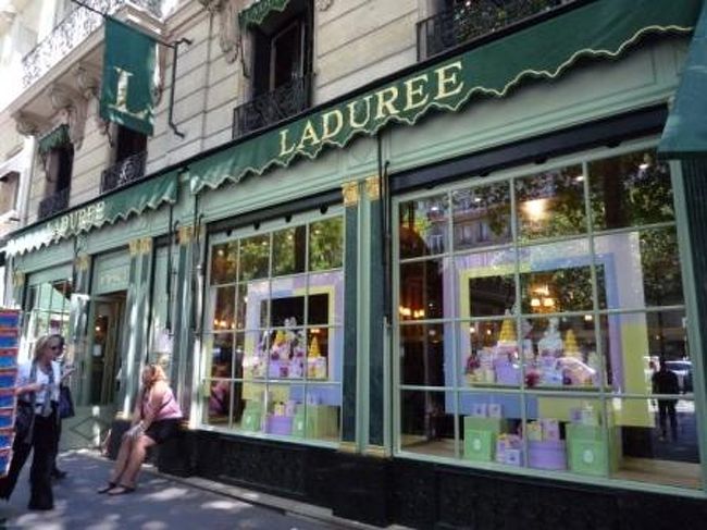 本当の目的地はここ！！<br /><br />ラデュレ　Ｌａｄｕｒｅｅ。<br /><br />言わずと知れた超有名スイーツ店。<br />ずっと来たかったんだぁ！<br />めちゃめちゃテンション上がる↑↑