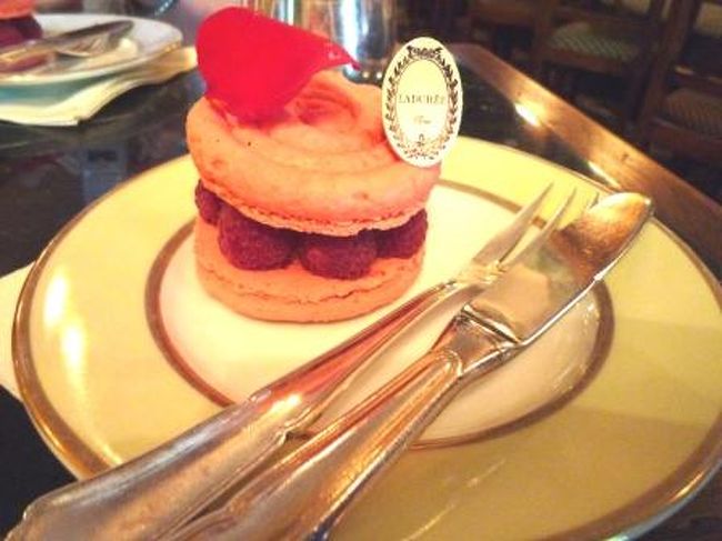 イスパハン。<br /><br />ライチクリームとラズベリーをサンドしたバラ風味のマカロン。<br />これでもか！ってラズベリーを使ってて、めちゃめちゃおいしぃ！！<br />ほっぺが落ちちゃうかと思った（笑）