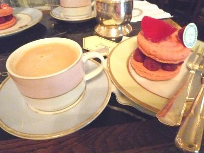 コーヒーと牛乳がやってきて、自分でオレします。<br />マカロンと相性バッチリ☆<br />大満足！<br /><br />