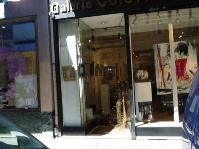 次なる目的地に行く途中、ハチの大群発見！！<br />何でお店のドアに！？？<br />