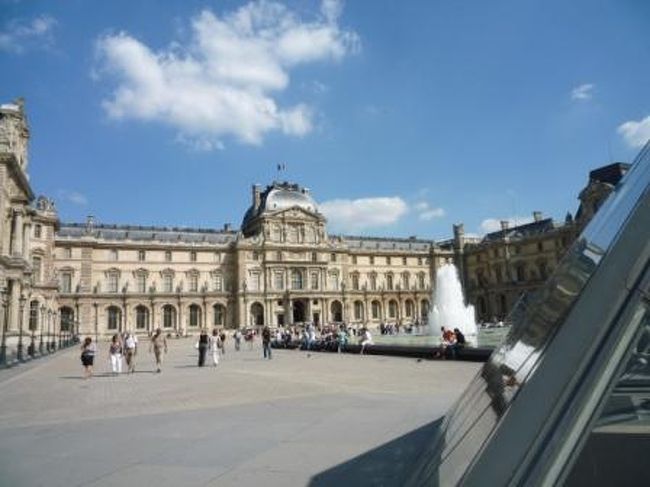 ルーヴルの地下はショッピングアーケードになってます。<br />目的はそこの“ロクシタン”。<br /><br />パリ生活初日に下見済み。<br />ここがパリ市内では比較的大きそうなお店かも。<br />日本と比べたら４０〜５０％ＯＦＦ！<br />そりゃ大量買いしちゃうでしょ！