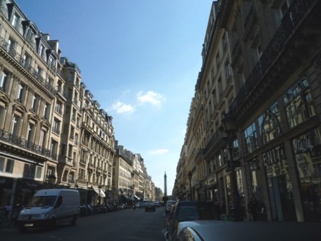 荷物が重いから、一度ホテルへ。<br /><br />少し休憩してこの旅最後のディナーへＧｏ！！<br /><br />遠くにはヴァンドーム広場が。<br /><br />