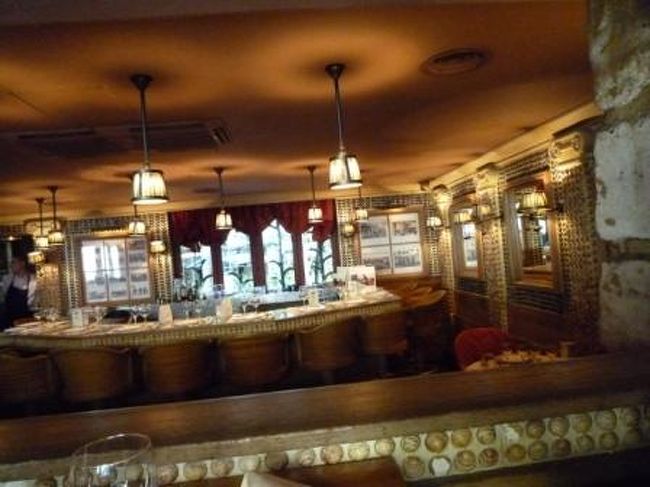 店内は壁に貝殻が散りばめられていて、かわいい感じ。