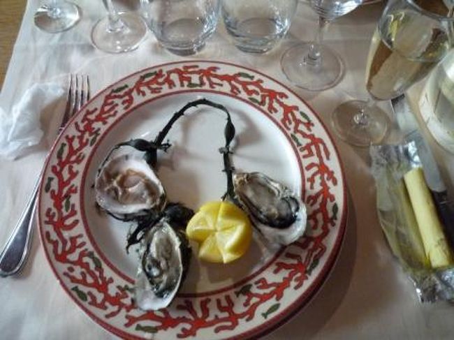 まずは、前菜。<br /><br />生牡蠣３つと白ワイン。<br />