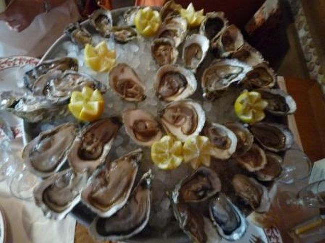そして、メインは生牡蠣３６個！！！<br /><br />旅行中食べたいけど、万一お腹痛くなっちゃったら…って食べられなかった一品。<br />１人１２個まで！って言いながら、思う存分堪能。<br />めちゃめちゃ美味しかった〜☆<br /><br />帰りにスーパーよって、早目にホテルへ。<br />今晩はパッキングしなきゃだぁ。。。