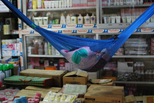 市場の風景。<br />ハンモックの中は赤ちゃん。