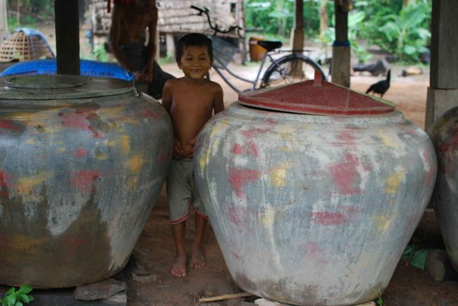 大きな甕は飲料水です。<br />多くの農村で、水道・電気がありません。
