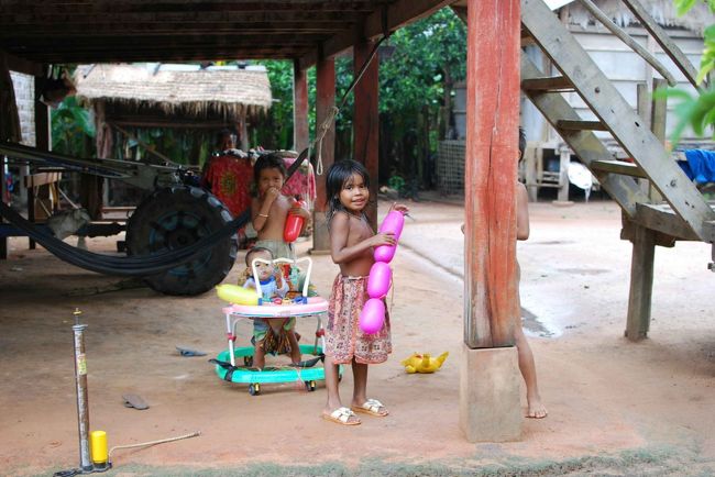 雨が降っていても子供たちは平気で遊びます。<br />スッポンポンなので恥ずかしくて、男の子は柱の陰に隠れました。