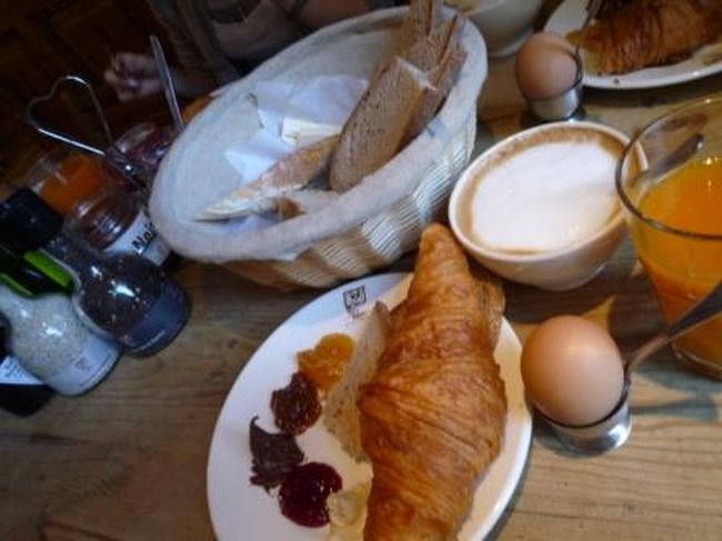 やっぱり美味しぃ！！<br />昨日のアメリのカフェでもそうだけど、オレンジジュースは、ちゃんと生オレンジを絞った味がするの〜<br /><br />映画『プラダを着た悪魔』のアン・ハサウェイ似の定員さんがおススメしてくれた“プラリネ”のクリームがめちゃめちゃウマっっ！！<br /><br />重いから買ってこれなかったのが心残り。。。