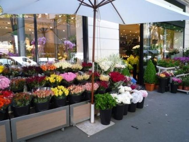 買ったらすぐさまホテルへ。<br />おっきいＶｕｉｔｔｏｎの紙袋提げた日本人３人なんて、鴨になり易いもんね。<br /><br />バス停を探し中に出会ったキレイなお花たち。