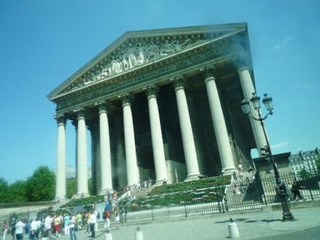 ガラスが若干汚いけど…<br /><br />バスの車窓から　マドレーヌ寺院。