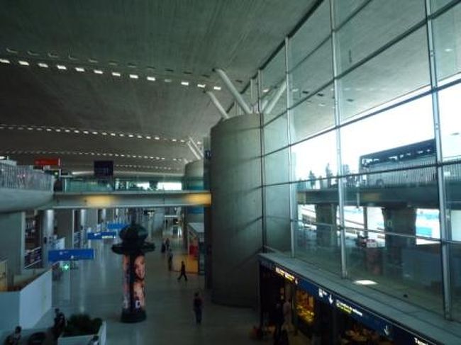 いくつかのホテルを回り、<br />運ちゃんの華麗なるドライビングテクに恐れつつ、<br />ちょびっと渋滞に巻き込まれながらも、無事ＣＤＧ到着。<br /><br />ホッ…<br /><br />