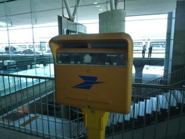 まずは、Ｔａｘリファンドの手続きから。<br /><br />品物と書類を持って、免税手続きカウンターへ。<br />書類にハンコを押してもらい、所定の封筒に入れて投函。<br /><br />これで、１〜２ヶ月後にＴａｘが返ってきます（クレジットカードの場合）。