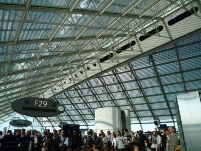 保安検査で超時間かかって、やっとゲートエリアへ。<br />ガラス張りで開放感アリだけど、、若干暑くない！？<br /><br />３時間くらい前に空港に着いたはずなのに、、、全然時間なくって免税店も見れない始末。。。