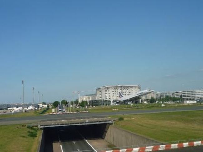 滑走路脇に展示してあるのって、あのコンコルドじゃない！？