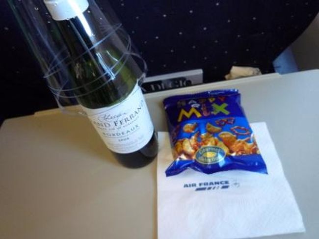 短い飛行時間なのに、ドリンクサービスでワインが飲めるなんて、すごい！