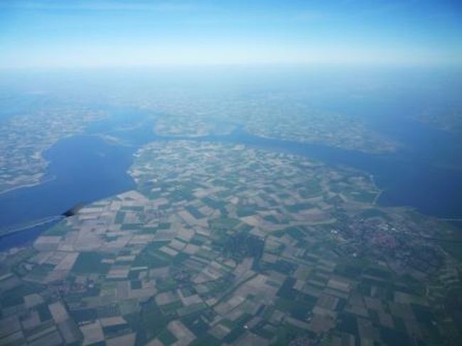 ヨーロッパ内のフライトは低く飛んでるし陸続きだから、見てて飽きないな。<br /><br />遠くに雪山らしいのが見えたけど、スイスのアルプスかなぁ〜