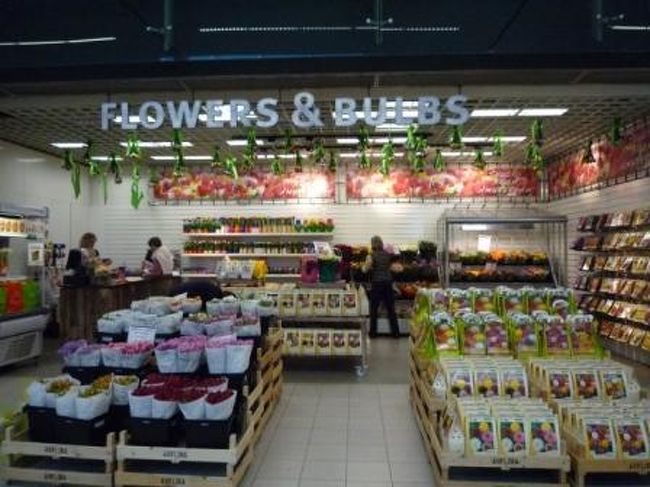 さっすが、オランダ！<br />空港内にもお花屋さんが。