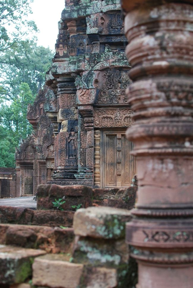 別名、「紅い砦」<br />紅色砂岩に施された彫刻は彫が深く鮮明で美しく、Ｒ＆Ｒスタッフの人気も高いです。