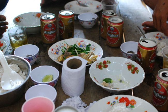 茹でた鳥と野菜を、たっぷりのライムとコショウでいただきます。<br />みんなご飯は山盛り何杯もおかわりします。<br />アンコール・ビールで乾杯！！