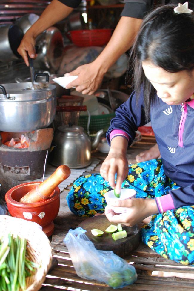 昼食の支度の間、子守をしてました。