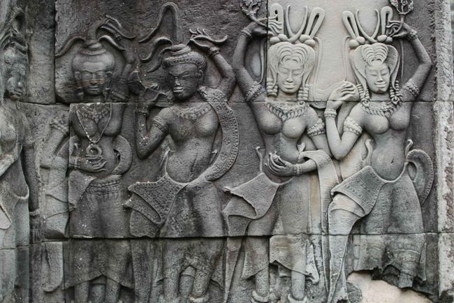 夕方遅く、久々に「アンコール・ワット」へ行きました。