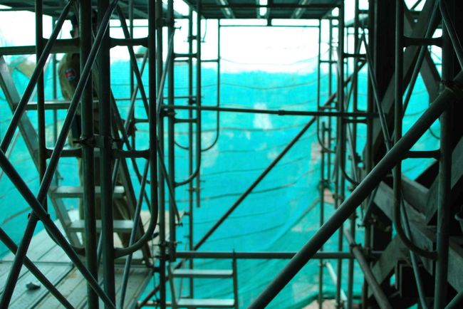 修復作業中の中央祠塔裏側。