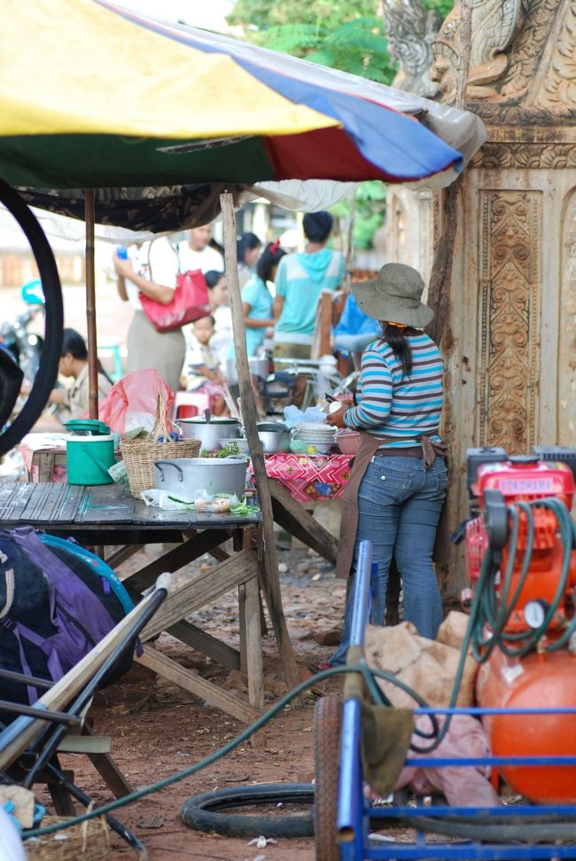 寺の門前には、たくさんの様々な屋台が出てます。