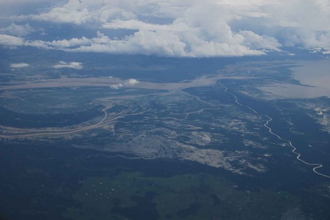 大メコンの逆流により増水している「トンレサップ川」を眺め、次はいつ来れるかなぁ・・・と、夢うつつに考えていたら、あっというまにホーチミンに着いてしまいました。