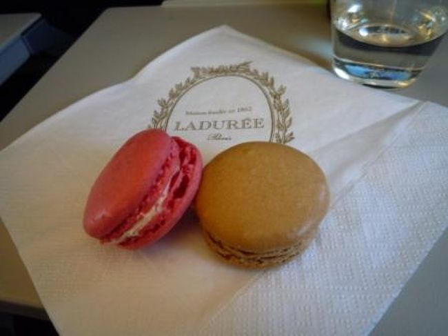 ターミナル２Ｆ内にあったラデュレで購入。<br /><br />塩キャラメル味とローズ味。<br /><br />塩キャラメル味が超絶品！！！<br /><br />