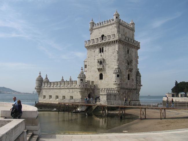 マヌエル様式の代表的建造物『ベレンの塔』<br /><br />1519年、川からの侵入者を見張る塔として建てられました。