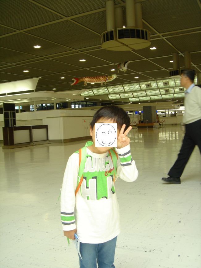 成田を夕方に出てシンガポール着は深夜<br />空港で両替してコンビニで飲物買ってタクシーでホテルに<br />今日は移動のみ<br /><br />疲れました・・・