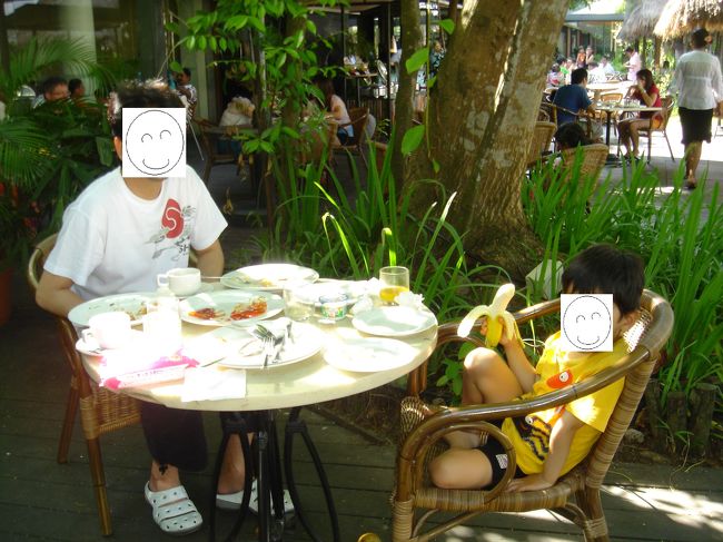 朝食会場<br /><br />ビーチロードに面したオープンエアですこぶる雰囲気はイイです<br />