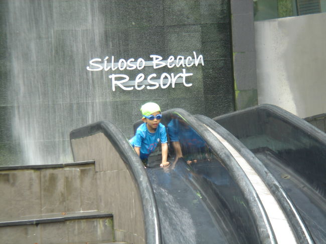 ホテルのプール<br /><br />プール自体はそんなに大きくないのですが、ちっちゃいスライダーと滝があり、緑も多い為結構イイプールです<br /><br />滞在中3回行きました