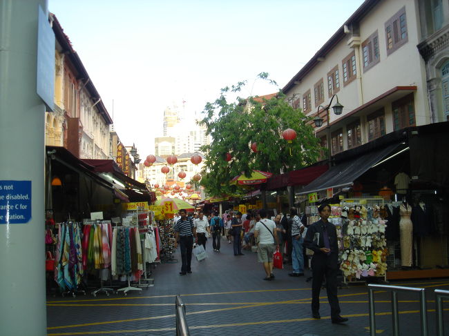 チャイナタウン<br /><br />パパはここでマーライオンがでかくプリントしたTシャツを購入